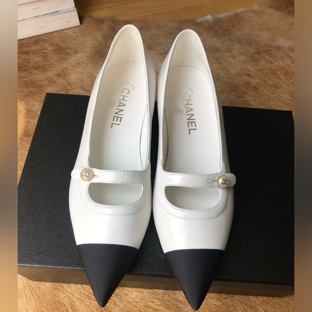 Chanel White and Black Point-Toe Mary Jane Flats G45763 size 39 NIB $1200